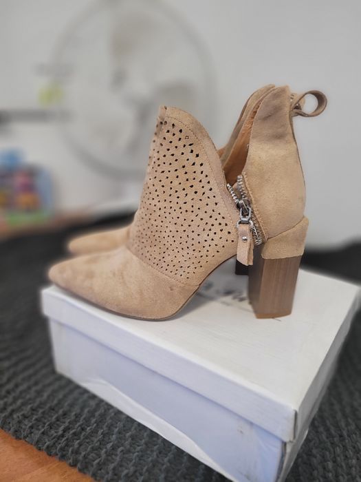 Beżowe ażurowe botki na obcasie 36 roz