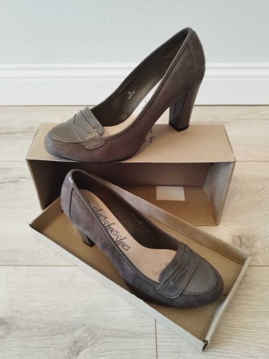 Buty na obcasie zamszowe