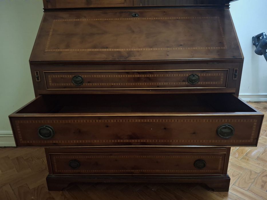 Escrivaninha / bureau em madeira com vitrine – estilo clássico