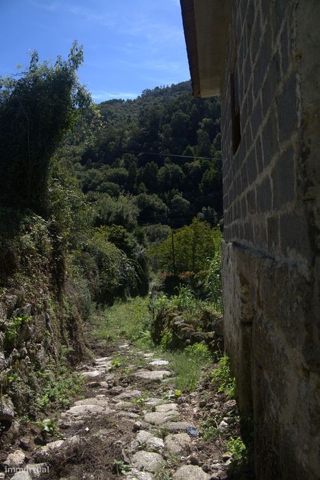 Moradia de Pedra com Terreno – Chamoim, Terras de Bouro