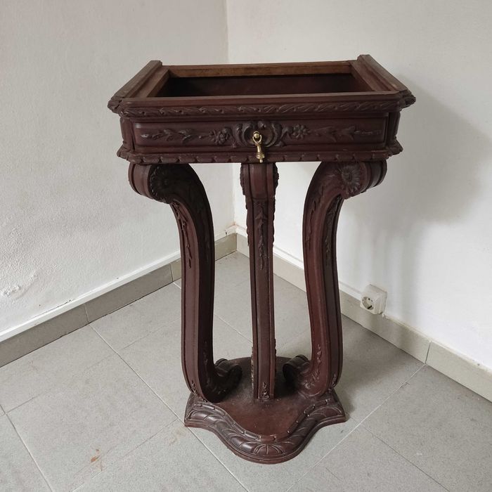 Mesinha ou coluna antiga toda trabalhada com gaveta sem tampo