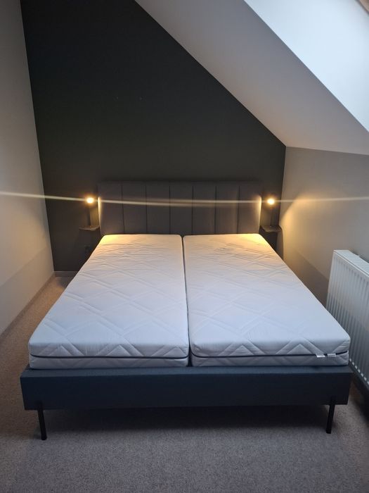 Łóżko tapicerowane 160×200 + 2 materace Dreamzone + kinkiety | jak nowe