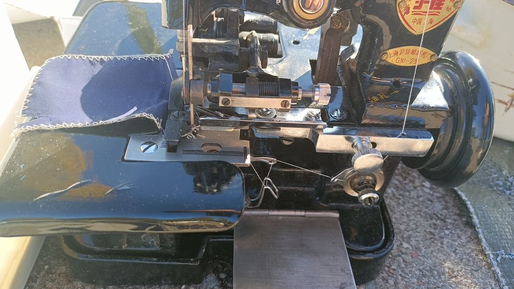 Stara maszyna do szycia overlock