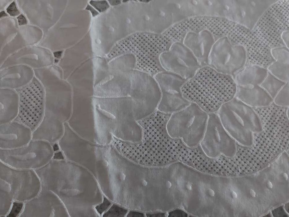 Caminho de Mesa em Bordado Branco
