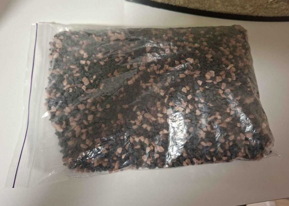 Камешки для аквариума (Грунт двухцветный, около 2 кг)