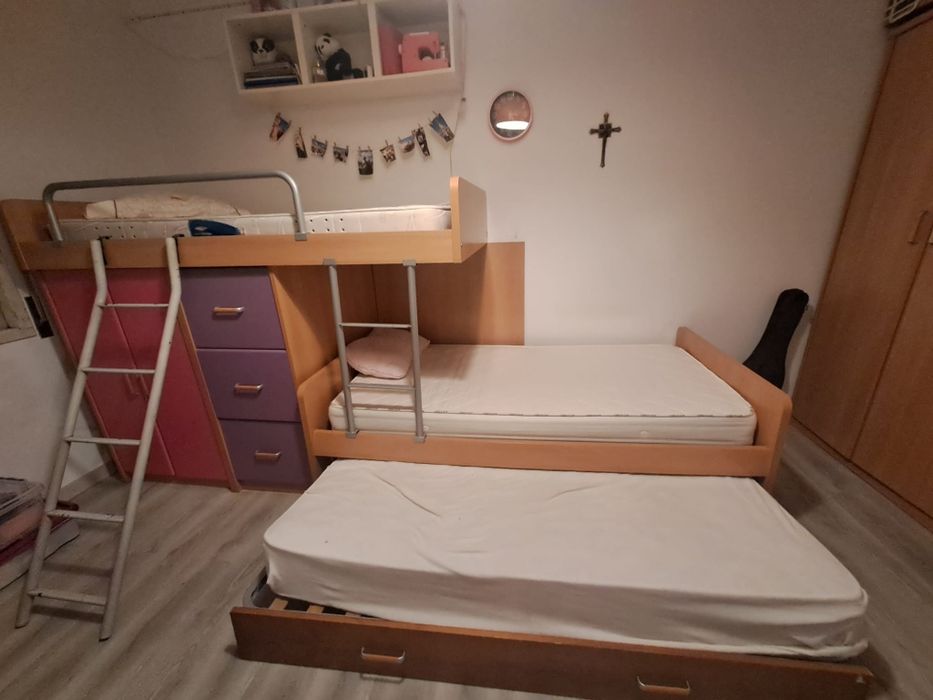 Conjunto três camas c/ colchão + móvel arrumação: 550€ 

Camas individ