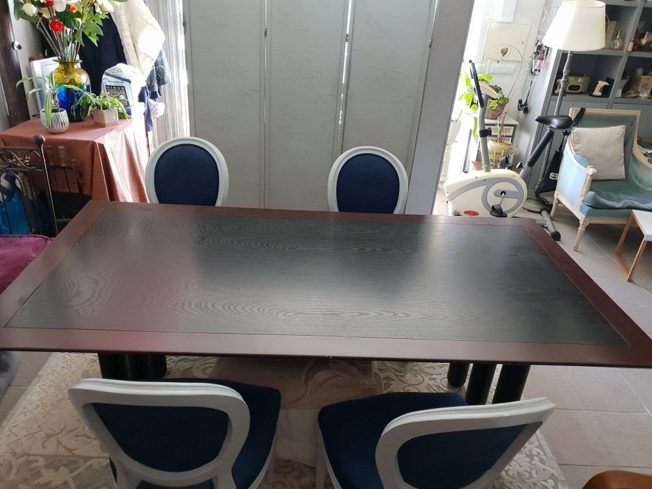 Mesa de madeira maciça laquada