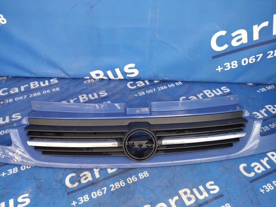 Накладка бампера переднього центральна Opel Vivaro Опель віваро