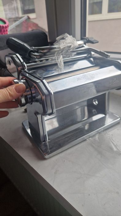 На кухню. Делает домашние  макароны. Тесто.