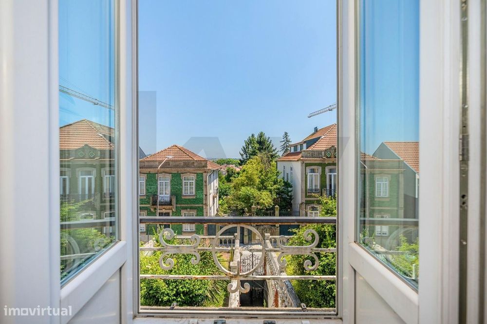 Moradia Burguesa Portuense com Jardim, Terraço e Elevado Potencial de