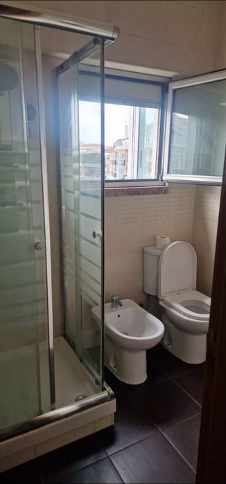 Alugo quarto compartilhado com suite na Amadora