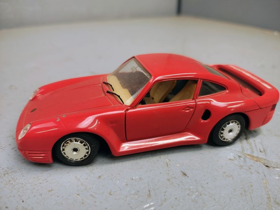 Model Porsche 959 Bburago skala 1:24