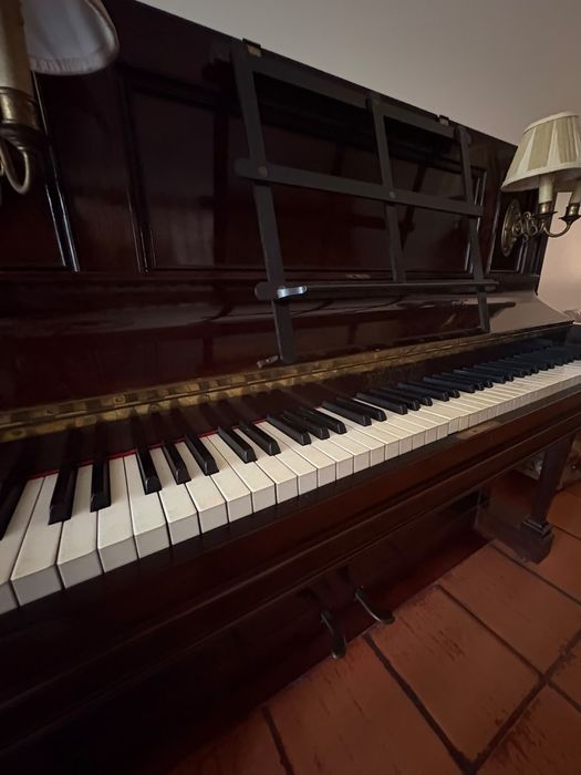 Piano Vertical PLEYEL LYON & CIE com Candeeiros