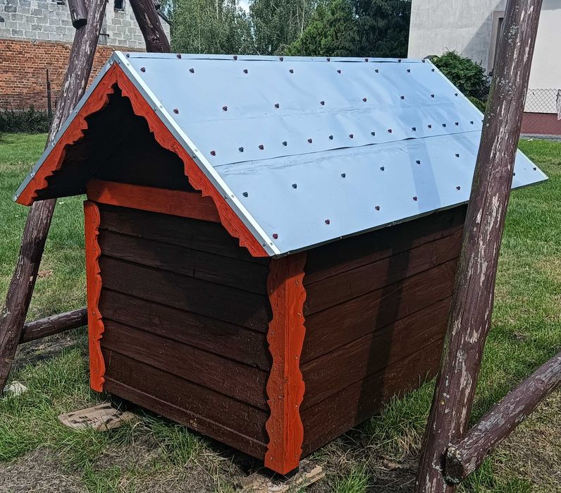 Buda ocieplana dla dużego psa