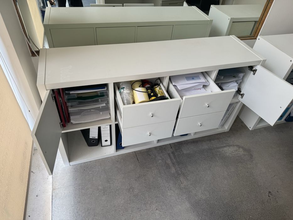 Estante IKEA KALLAX 4x2 branca, com portas e gavetas