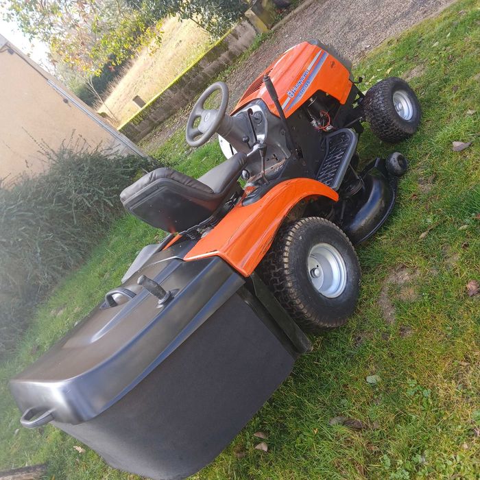 Tractor corta relva ou ervas selvagem