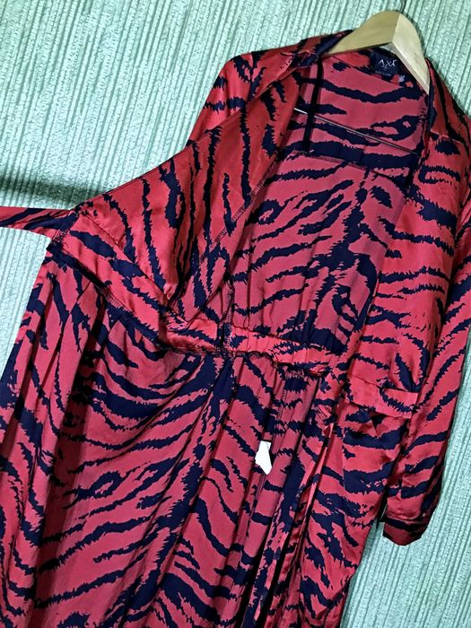 Червона атласна сукня-халат від Ax Paris.