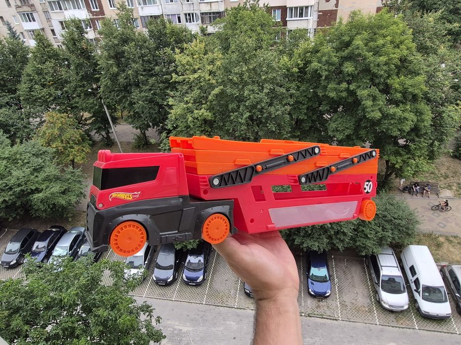 великий автовоз Hot Wheels Mega Hauler