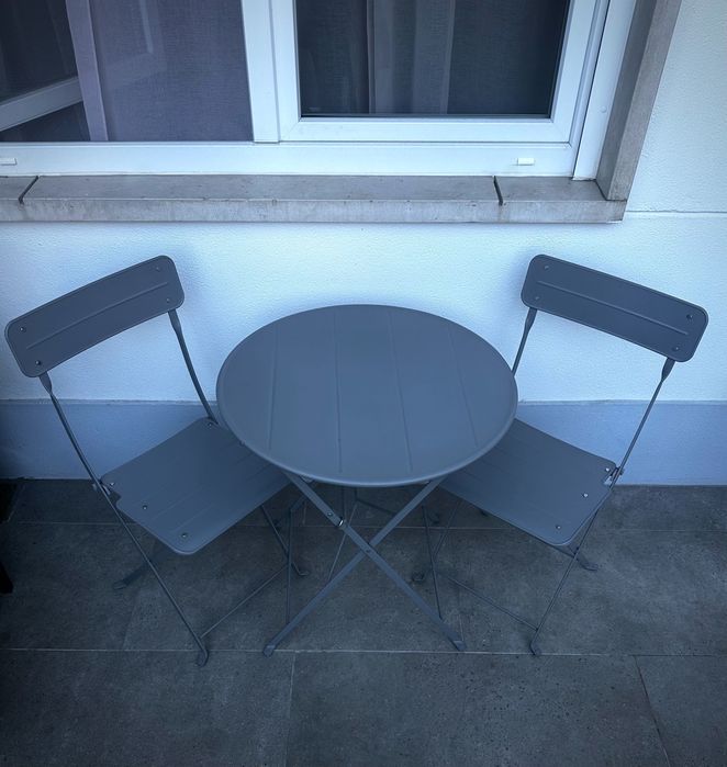 Garden/terrace Table and 2 folding chairs