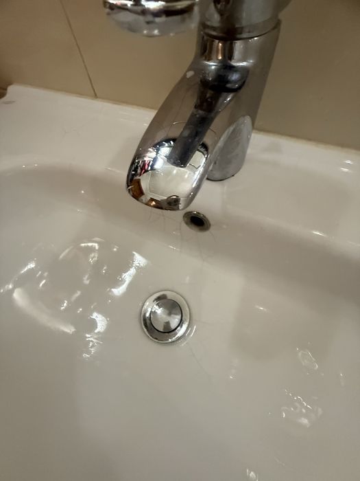 Продам умивальник з тумбою (аквародос)