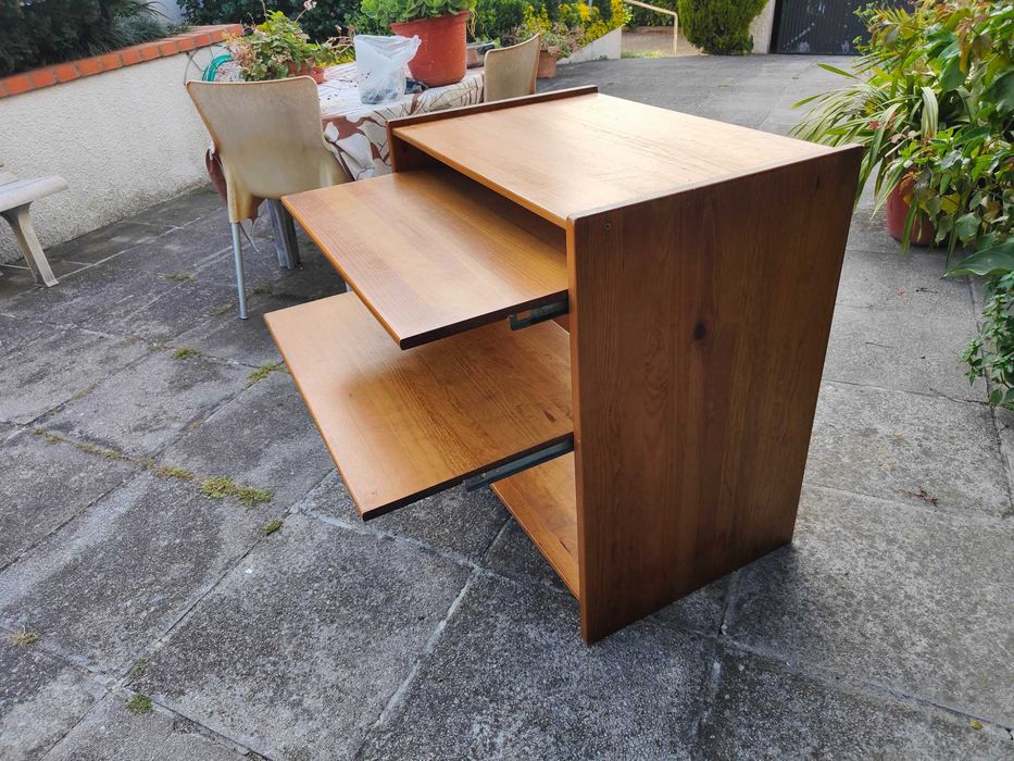 Secretárias em pinho maciço, tom de mel, da marca Pedrosas.