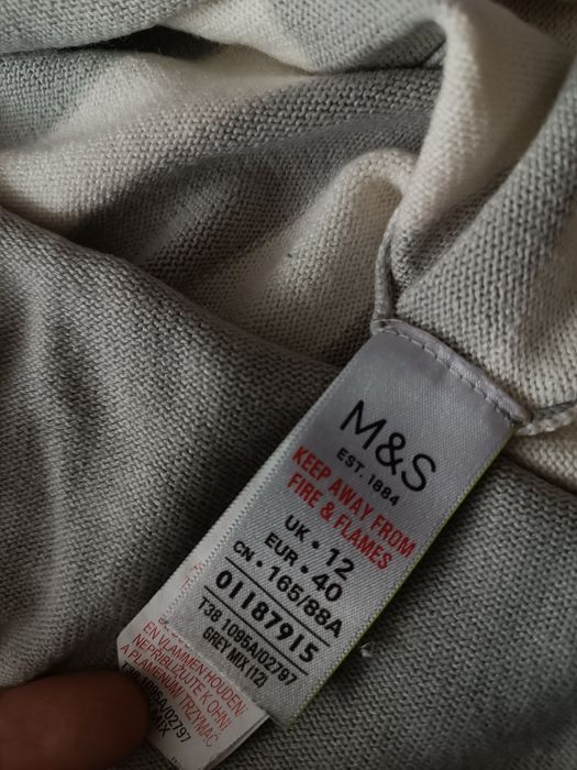 szary sweter w białe paski