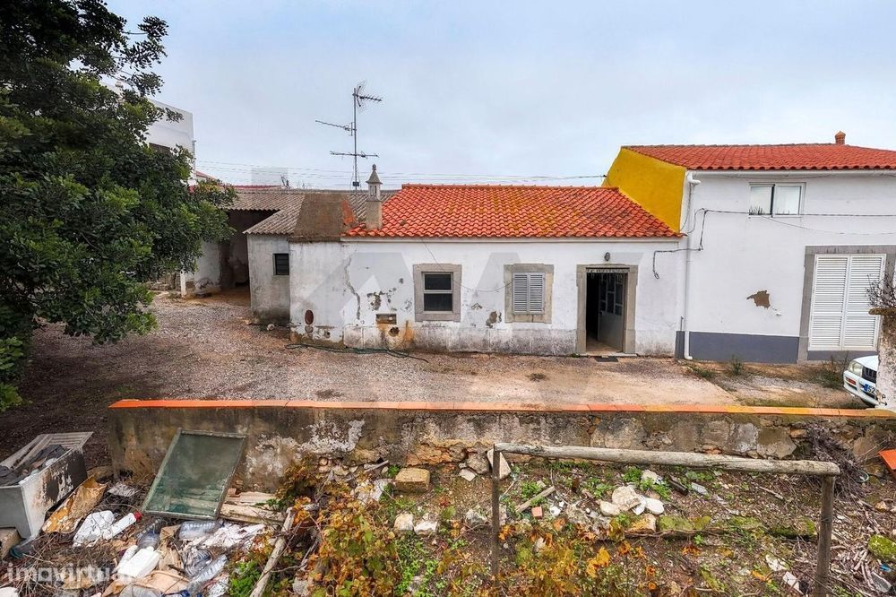 Moradia térrea com logradouro situada a 5 minutos de Tavira