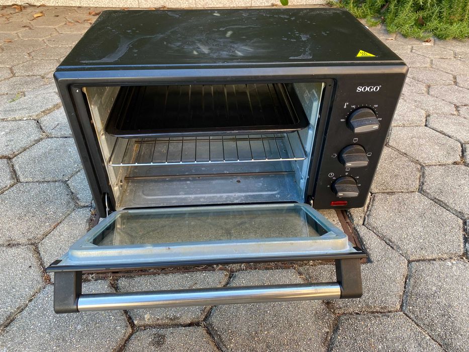 Forno pequeno em bom estado.