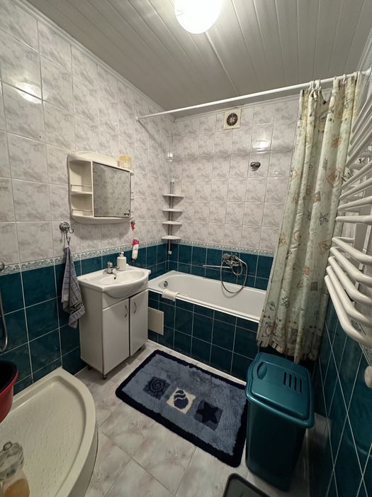 В центрі біля парку півособняк з 2 кухнями та гарному стані 5 кімнат