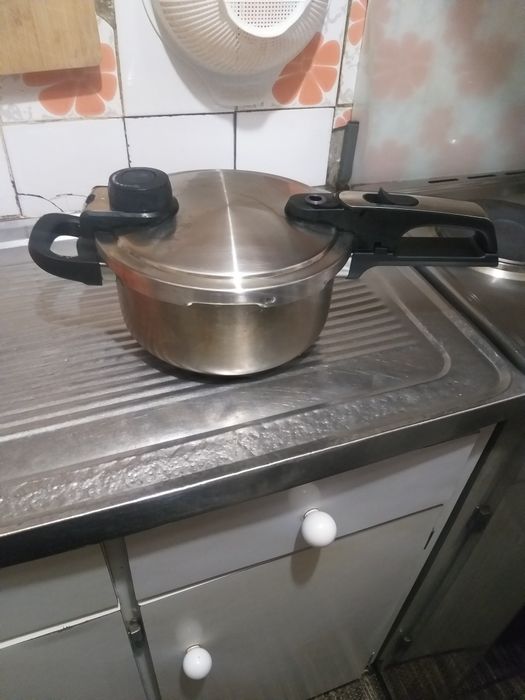 Panela de pressão inox 4l fundo de indução  20€ .