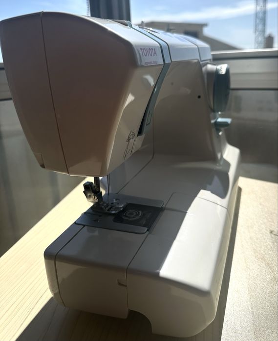Máquina de Costura Toyota ECO15CB – 15 Pontos – 65W