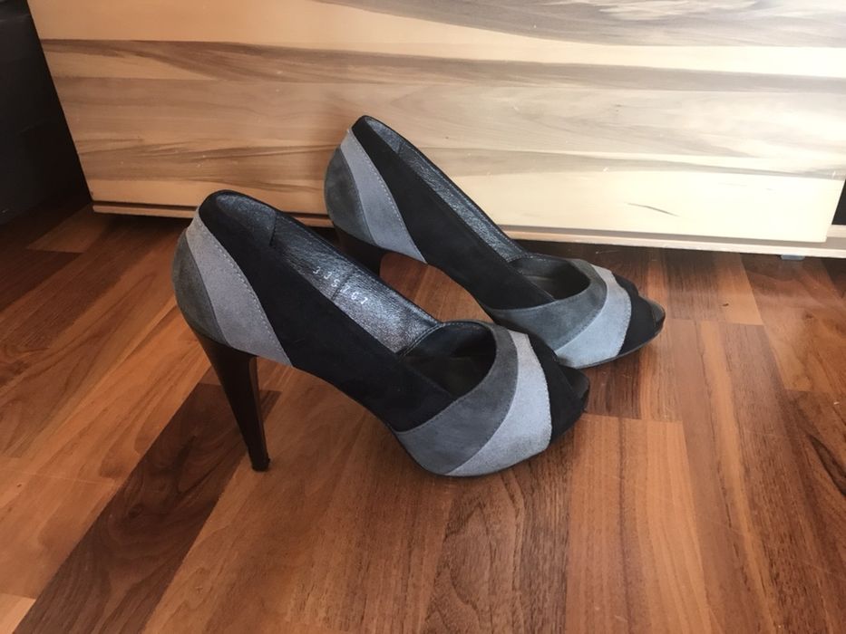 Czółenka z odkrytym palcem na szpilce-szare Zara