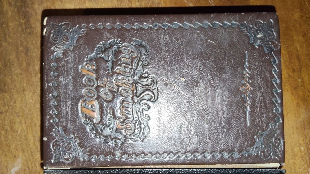 Isqueiro antigo ,  livro
