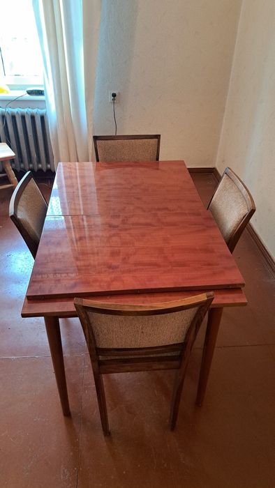 Stół i krzesła z lat 60 70 pachną PRL