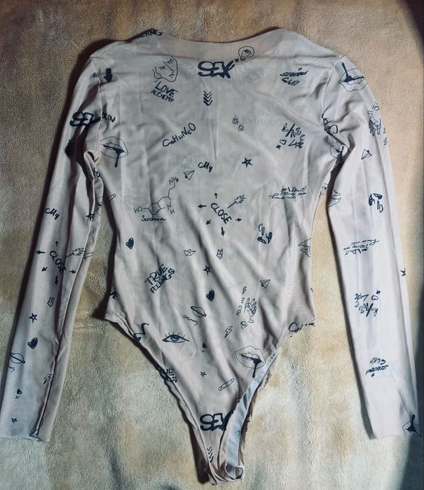 Сітчасте боді з принтом тату