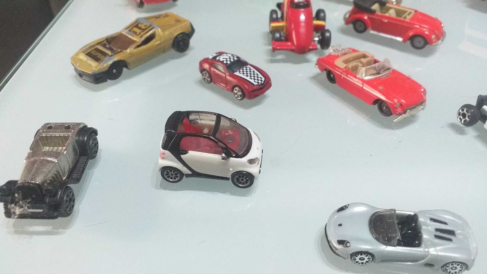 Lote de 50carrinhos uns em ferro outros em plástico