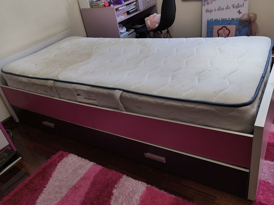 Cama solteiro com 2 colchões