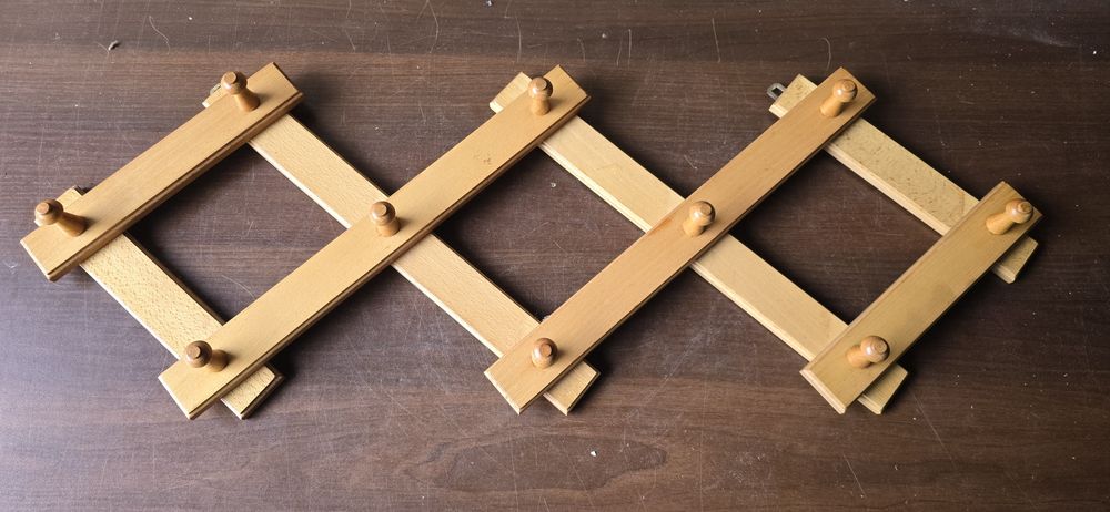 Wieszak ścienny drewniany regulowany