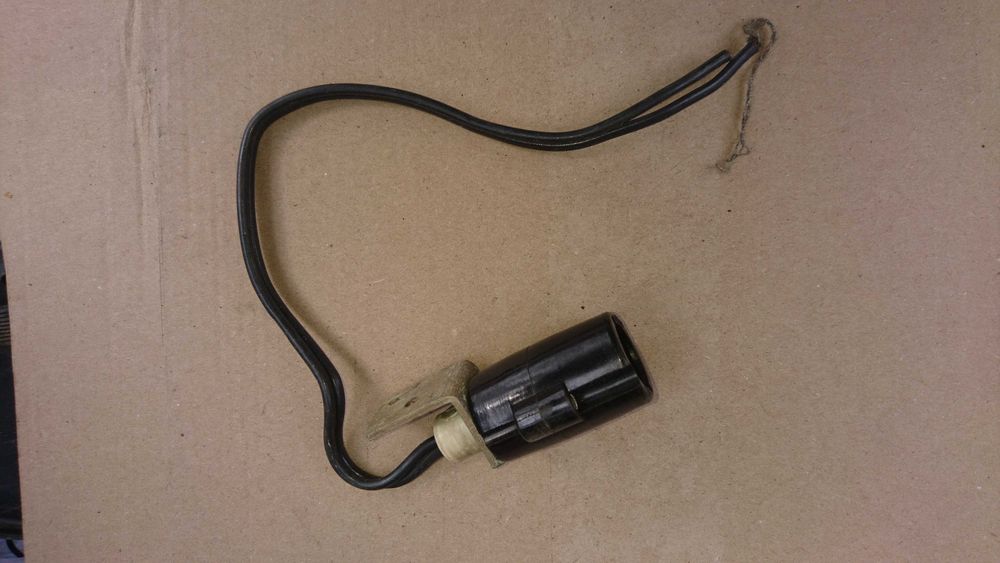 Цоколь патрон комутаторної лампи