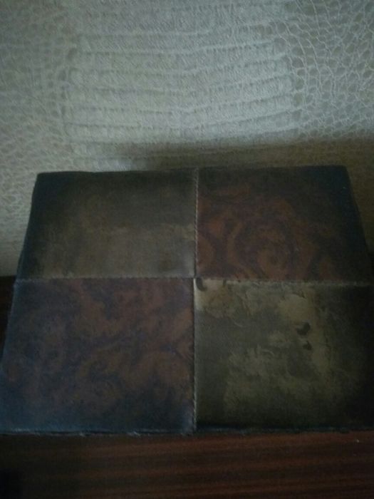 Комод, шкафчик, шкатулка для украшений, копилка и статуэтки.