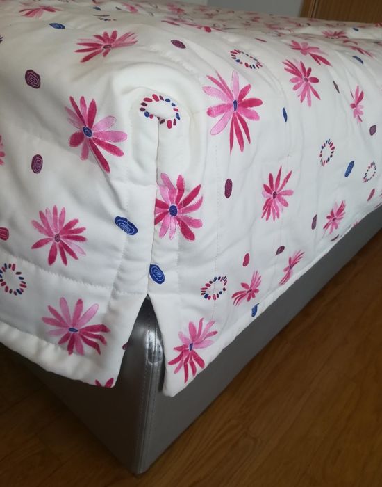 Edredon as flores com almofadas