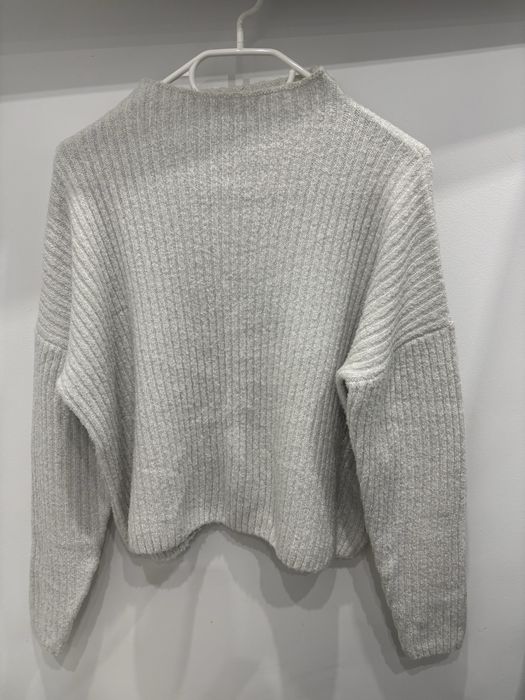 Sweterek z srebrną nitką