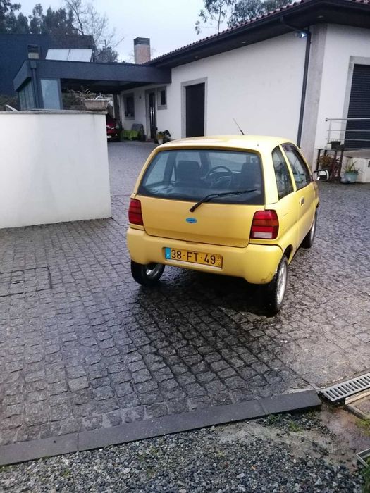 Carro bom de pintura em ótimo estado de conservação