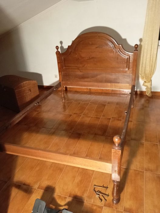 Conjunto cómoda cama e guarda fatos