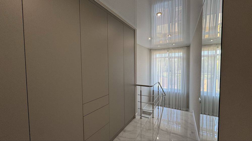 Оренда будинку під Києвом 227м² біля річки: басейн, сауна, генератор, сосновий ліс, закрита територія район Новосілки