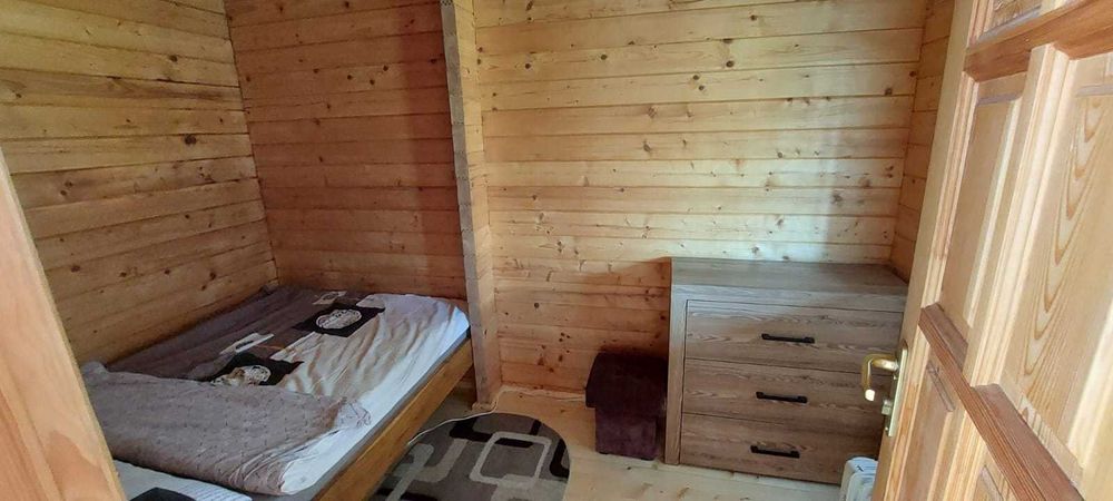 Domek letniskowy na Mazurach nad jeziorem, z linią brzegową jeziora