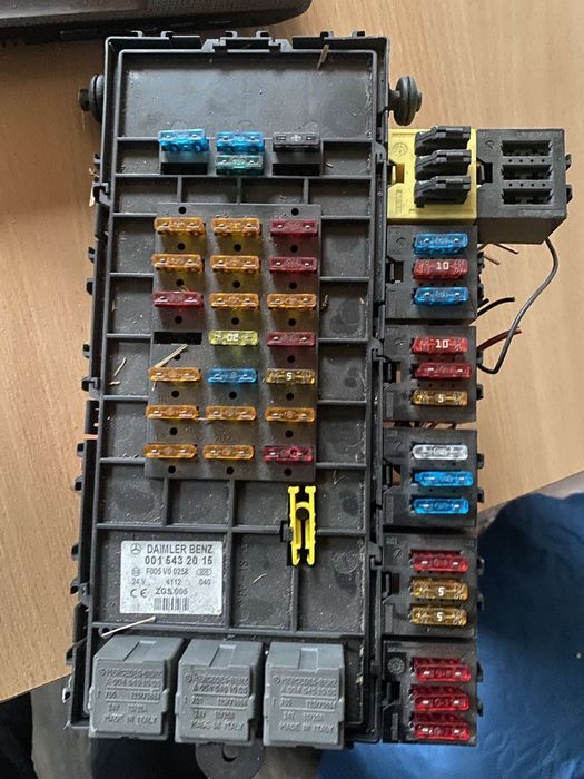 Mercedes Vario блок запобіжників 24V