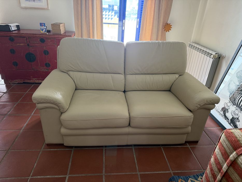 Sofas de 3 e 2 lugares em pelica.