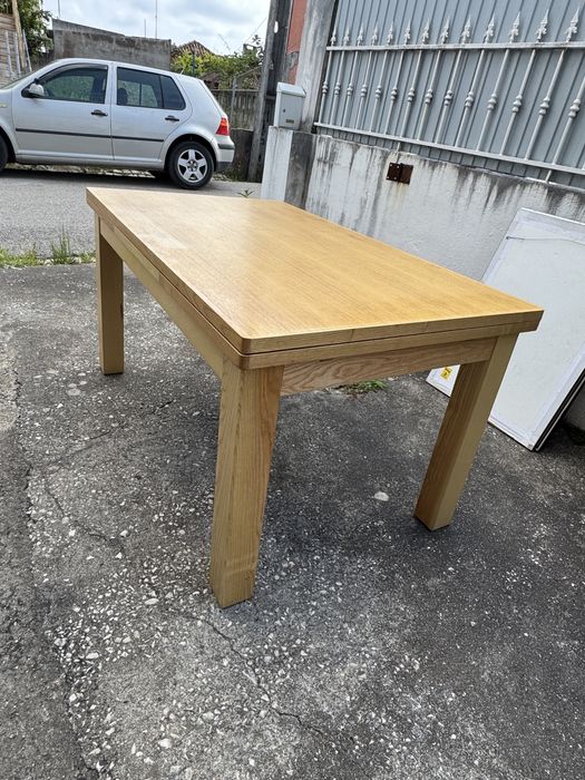 Mesa de jantar em madeira