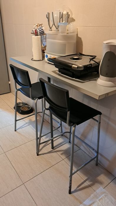 Mesa/ Balcão e cadeiras
